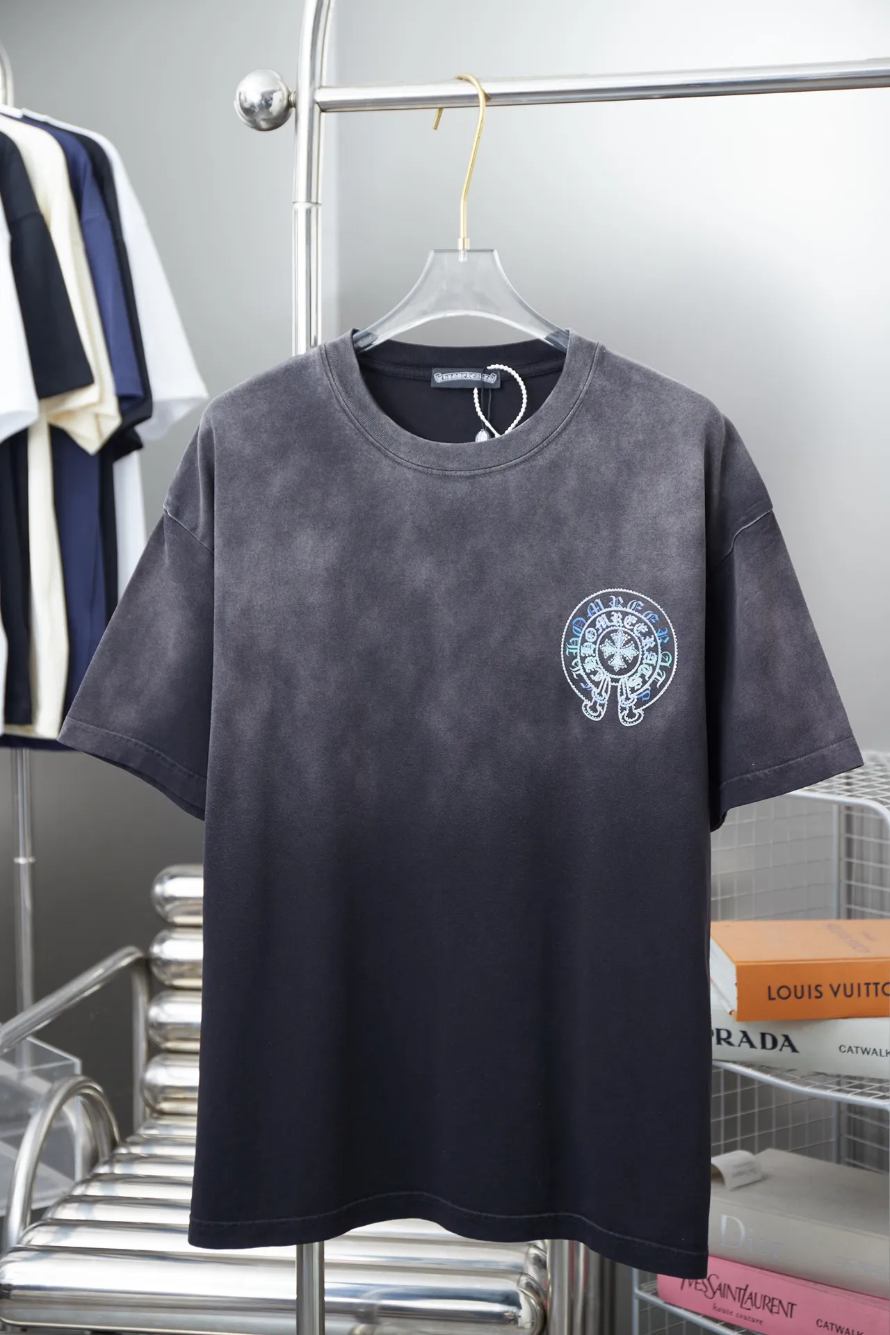 🅿️220 Chrome Hearte 25SS early spring new style Chrome heart pattern hot diamond short sleeves light luxury essential item for daily commuting for men and women Correct version Welcome to compare Detailed features · 280g 100% pure cotton double yarn jersey fabric · Special thickened 32 pieces of double-strand 1X1 thread in the same vat · Imported Australian matte pearl diamond ➕ direct-injection printing pattern. Ready-made garments are dyed Then do the faded fried snowflake process, then wash it to make it look old. Common washing improves the effect · Double-needle stitching and cross-stitch process · Original main mark, washed tag, brand moisture-proof paper packaging Color: black/white/blue/green Size: S/M/L/XL